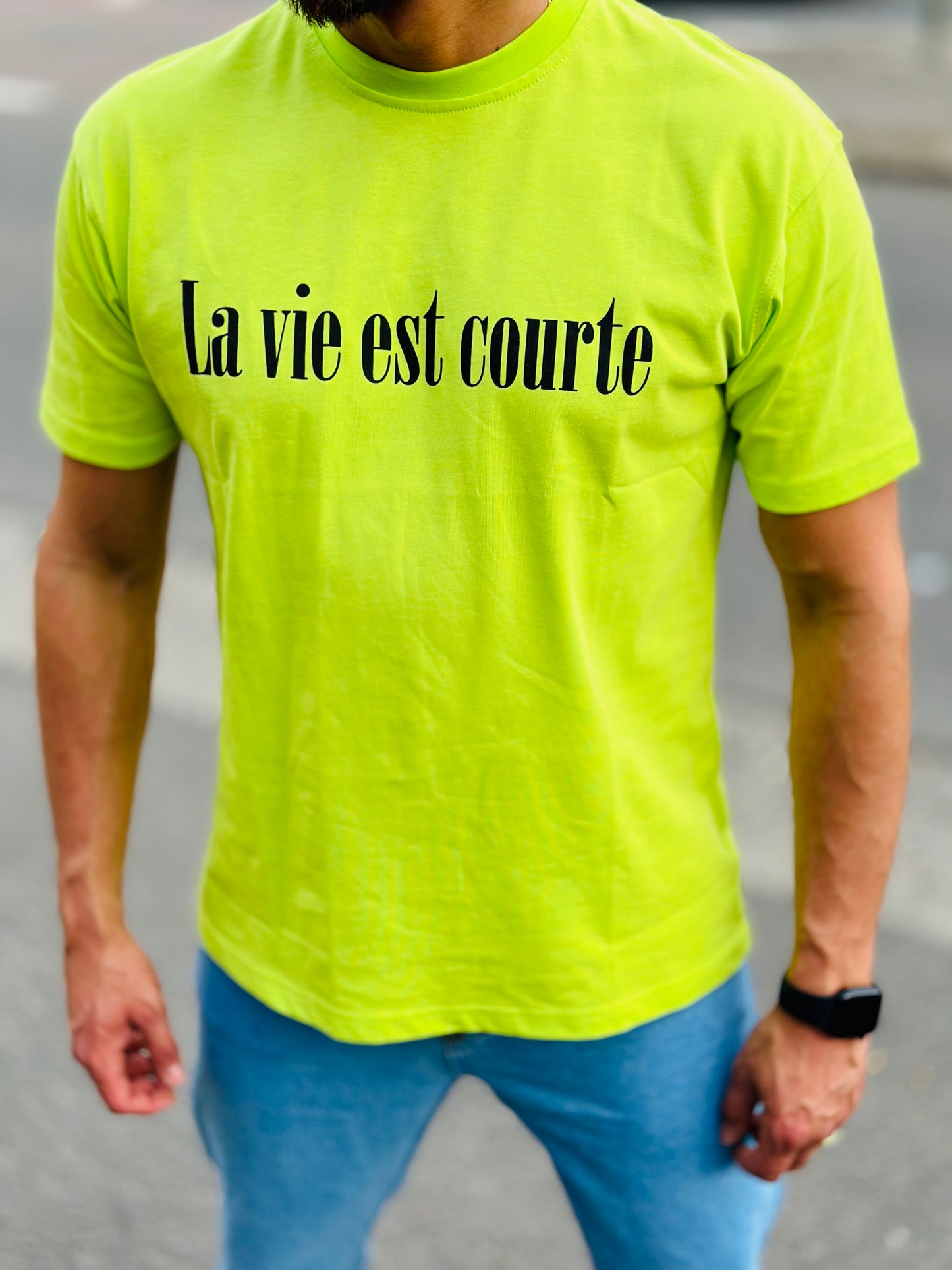 T SHIRT VERT FLUO LA VIE EST COURTE