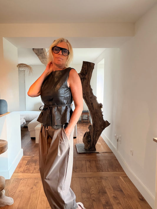 Blouse simili cuir chocolat femme cintrée ceinturée