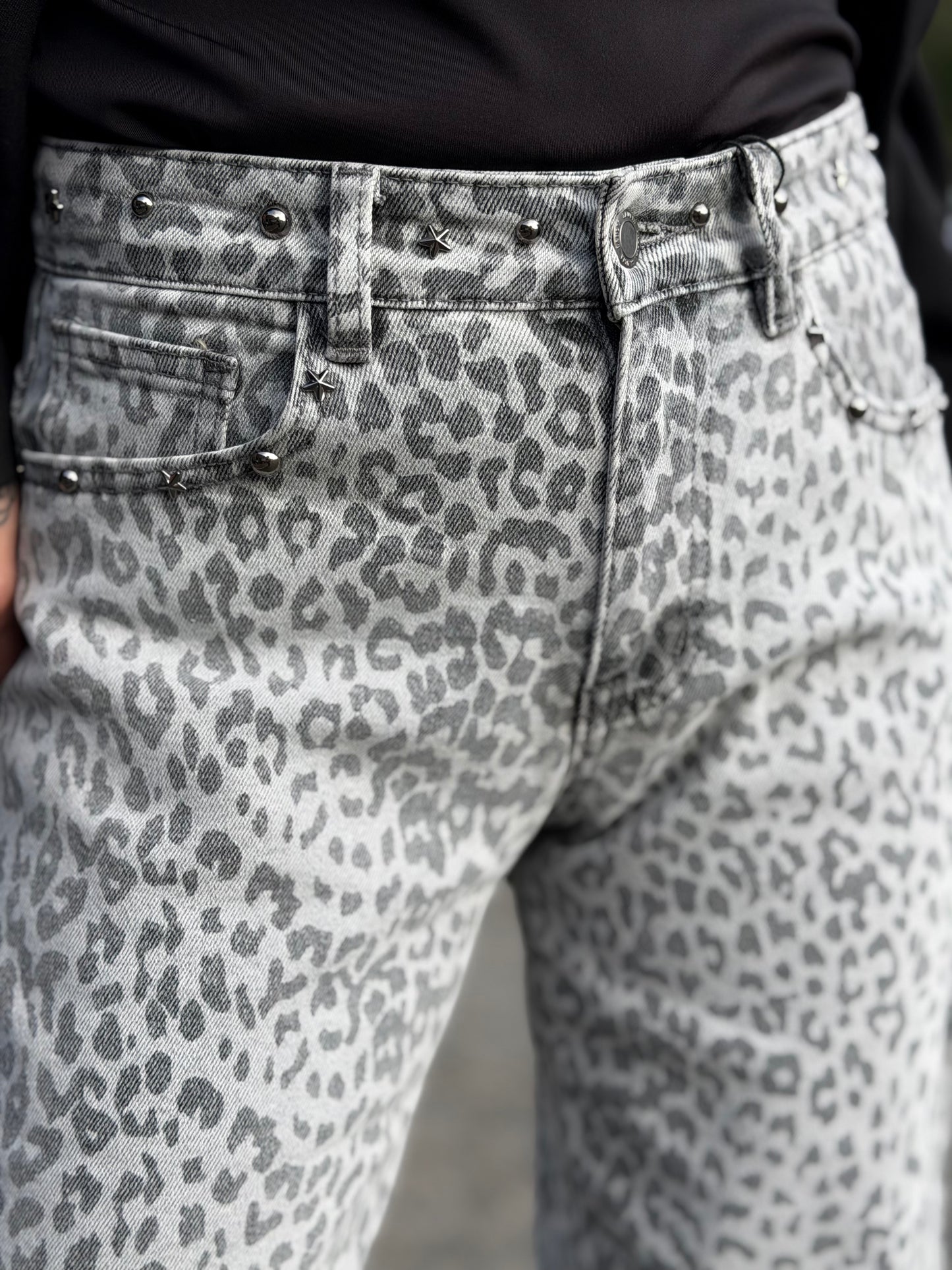 Jeans «ballon» léopard gris